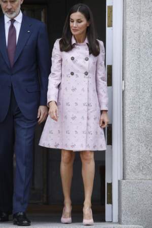 Letizia d'Espagne a recyclé son manteau "flora" de la créatrice Carlina Herrrera, au palais de la Zarzuela à Madrid, le 28 avril 2022.