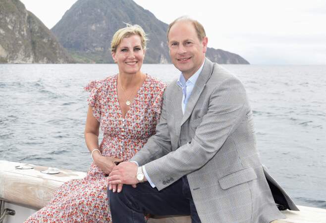 Pour son voyage dans les Caraïbes avec le prince Edward, la comtesse Sophie de Wessex a glissé de nombreuses robes fleuries dans sa valise, le 27 avril 2022.
