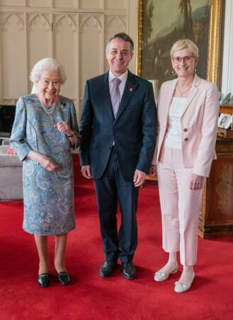Pour sa rencontre avec Ignazio Cassis, la reine Elizabeth II a adopté la tendance de l'imprimé fleuri, le 28 avril 2022.