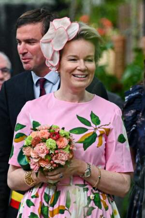 La reine Mathilde de Belgique rayonnante dans une robe mi-longue rose dragée ornée de fleurs XXL lors de l'exposition quadriennale de fleurs et de plantes organisée par la Société royale d'agriculture et de botanique de Gand, le 28 avril 2022.