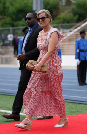 La comtesse Sophie de Wessex a assorti sa longue robe vaporeuse à l'imprimé fleuri avec une paire d'espadrilles beiges, à l'occasion de son voyage dans les Caraïbes, le 27 avril 2022.