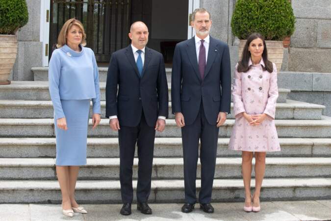 Tandis que la Première dame de la République de Bulgarie Desislava Radev a misé sur le bleu layette, Letizia d'Espagne a misé sur le rose pastel, le 28 avril 2022. 