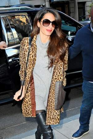 Amal Clooney associe son manteau léopard à des cuissardes Louboutin pour son séjour à New York, le 29 avril 