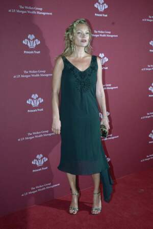 Kate Moss craque pour une robe midi noire lors de la soirée Prince's Trust Gala 2022 au Cipriani à New York, le 28 avril.