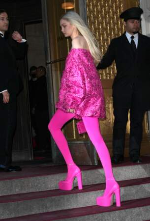 Gigi Hadid voit la vie en rose avec ce total look très girly. Elle assortie ses collants et ses sandales à plateforme fuchsia à la soirée Prince's Trust Gala 2022 de New York. Le 28 avril 2022.