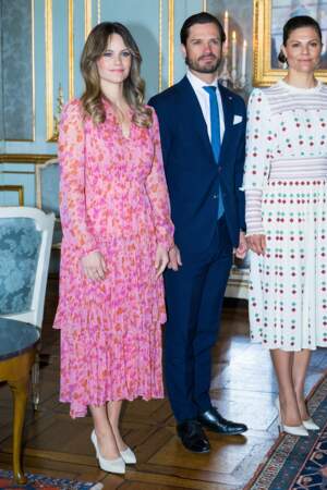 La princesse Sofia de Suède est vêtue d'une longue robe rose au palais royal à Stockholm, le 2 mai 2022. 