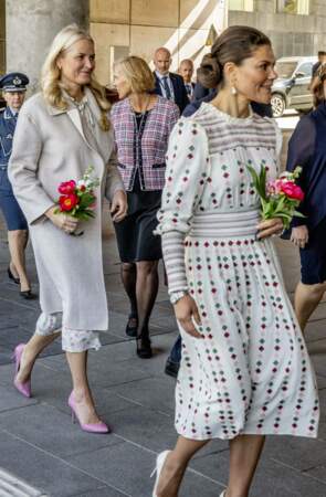 Les princesses Mette-Marit de Norvège et Victoria de Suède optent pour des escarpins hauts à Stockholm, le 2 mai 2022. 