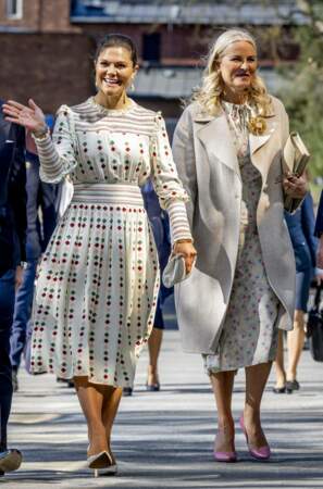 La princesse Victoria de Suède accessoirise son look d'une paire d'escarpins blancs et en cuir. Il s'agit du modèle 105 signé  Gianvito Rossi. 