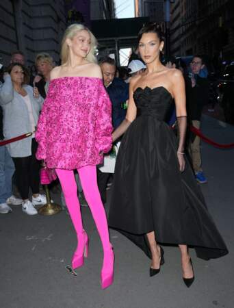 Bella Hadid et sa soeur Gigi. La belle brune de 25 ans accessoirise sa tenue d'une longue paire de gants transparents à la soirée Prince's Trust Gala 2022 de New York. Le 28 avril 2022. 
