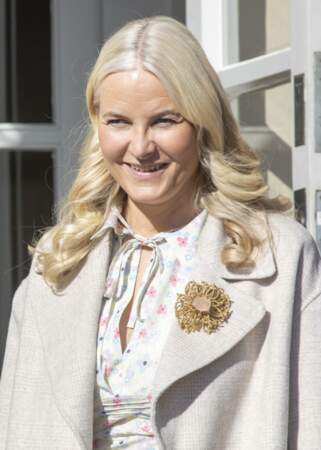 La princesse Mette-Marit de Norvège porte un maquillage très naturel en Suède, le 2 mai 2022. 