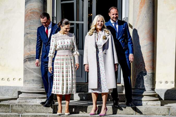 Les princesses Victoria de Suède et Mette-Marit de Norvège sont vêtues dans les tons crèmes en Suède, le 2 mai 2022.
