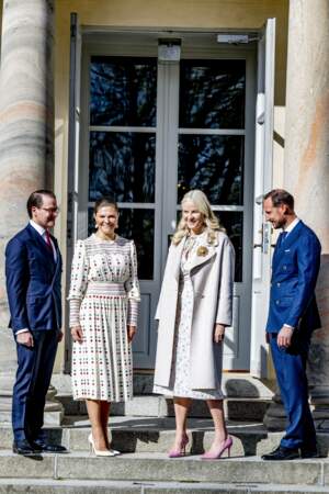 Les princesses Victoria de Suède et Mette-Marit de Norvège sont très proches à l'Institut Karolinska à Stockholm, le 2 mai 2022. 