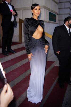 La présentatrice de télévision et de radio britannique, Maya Jama fait sensation dans une robe longue et sexy. Une robe dégradée qui s'étend du noir au gris à la soirée Prince's Trust Gala 2022 de New York, le 28 avril.