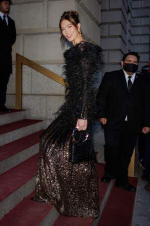Karlie Kloss opte pour une longue robe scintillante et à plumes lors de la soirée Prince's Trust Gala 2022 à New York, le 28 avril 2022.