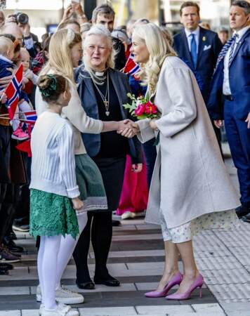 La princesse Mette-Marit de Norvège porte des escarpins hauts et roses poudrés de la marque Malone Souliers à Stockholm, le 2 mai 2022. 