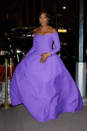 Lamannequin britannique Naomi Campbell porte une longue robe de soirée violette à la soirée Prince's Trust Gala 2022, le 28 avril.