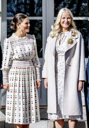 Les princesses Victoria de Suède et Mette-Marit de Norvège sont habillées d'une robe mi-longue fluide et légère en Suède, le 2 mai 2022.
