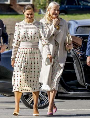 Les princesses Victoria et Mette-Marit accordent leurs tenues en Suède.   