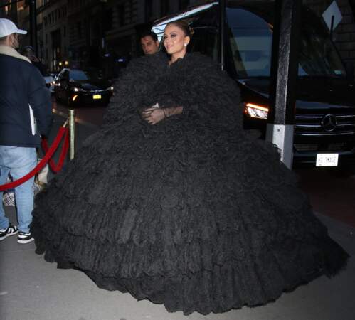 La femme d'affaires Natasha Poonawalla tente l'original. Elle choisit une robe noire bouffante XXL à la soirée Prince's Trust Gala 2022 de New York, le 28 avril. 