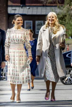 La princesse Victoria de Suède tient une pochette matelassée et blanche de la marque Miu Miu en Suède, le 2 mai 2022. 