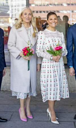 Les princesses Mette-Marit de Norvège et Victoria de Suède portent des robes colorées idéales pour la saison printanière ! Le 2 mai 2022. 