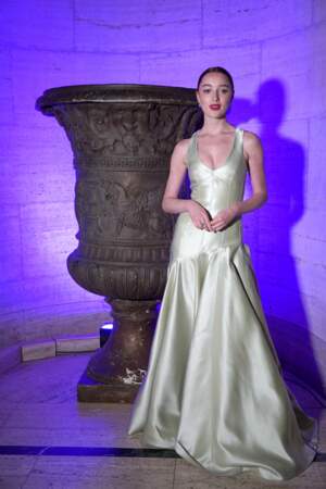 La comédienne anglaise Phoebe Dynevor est vêtue d'une longue robe en satin de couleur ivoire à la soirée Prince's Trust Gala 2022 de  New York. Le 28 avril 2022. 