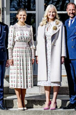Les princesses Victoria de Suède et Mette-Marit de Norvège rayonnent lors de la visite officielle en Suède,  le 2 mai 2022.  