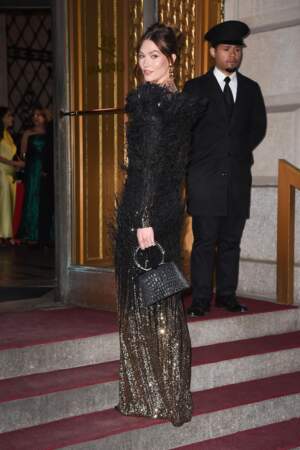 Tel un artifice, Karlie Kloss scintille de mille feux avec sa longue robe dorée et noire. Elle est canon !