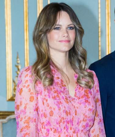 La princesse Sofia porte une robe fluide et légère tachetée de rose au palais royal à Stockholm, le 2 mai 2022. 