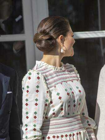 La princesse Victoria est coiffée d'un chignon XXL bas à Stockholm, le 2 mai 2022. 