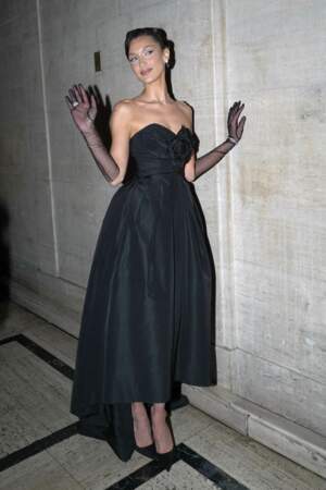 Bella Hadid mise sur une robe bustier noire et vintage de la maison Yves Saint Laurent à la soirée Prince's Trust Gala 2022 de New York City, le 28 avril. 