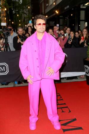 Sebastian Stan en total look rose fuchsia à la soirée du MET Gala 2022.