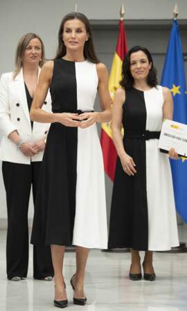 La reine Letizia d'Espagne est vêtue d'une robe midi noire et blanche, le 4 mai 2022.