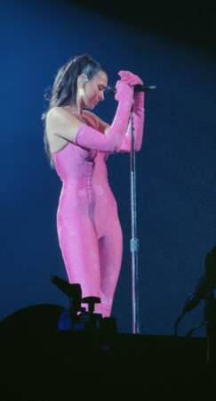Dua Lipa ose avec un total look rose fuchsia lors de son concert au Royaume Uni, le 18 avril 2022.