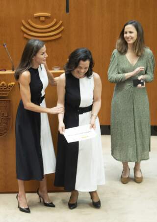 La reine Letizia d'Espagne porte la même robe que l'une de ses lauréats : Vivas Tesón, professeur à l'Université de Séville, qui a reçu une mention spéciale pour ses travaux de recherche.