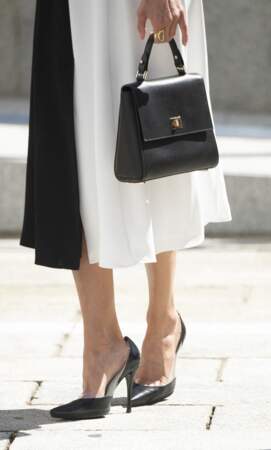 La reine Letizia d'Espagne tient dans ses mains un sac en cuir noir de la marque Boss à Mèrida, le 4 mai 2022. 