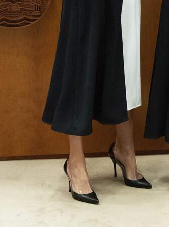 La reine Letizia d'Espagne choisit une paire d'escarpins en cuir noir signée Chanel, le 4 mai 2022. 