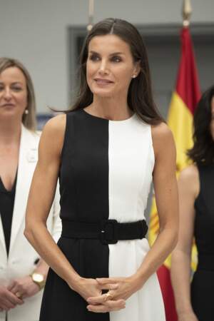 La reine Letizia d'Espagne mise sur un fard à paupières marron qu'elle assortit à un rouge à lèvres de la même couleur, le 4 mai 2022. 