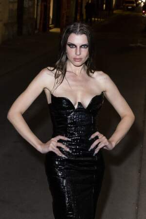 Julia Fox est élégante dans une robe noire corset signée Giuseppe Di Morabito, portée à Paris, le 19 avril 2022