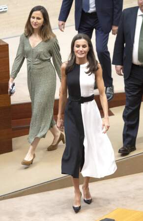 La reine Letizia d'Espagne est élégante et chic dans cette tenue bicolore, le 4 mai 2022.