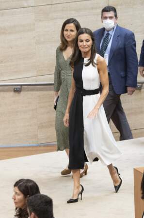 La reine Letizia d'Espagne opte pour une robe trapèze qui possède une ouverture sur le devant, le 4 mai 2022. 