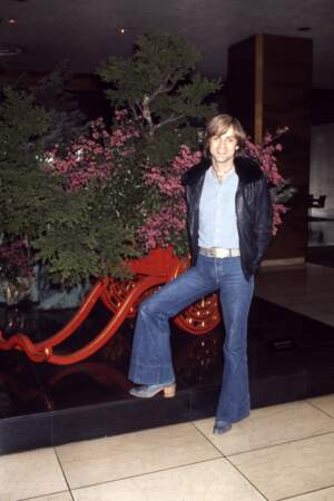 Même pour un look décontracté, Dave ne jure que par le jean flare assorti à une veste en cuir au col moumoute, lors de sa tournée au Japon, en juillet 1976.