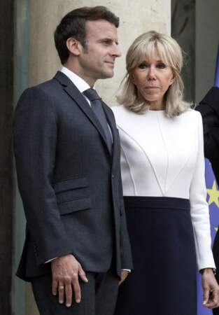 Brigitte Macron mise sur une robe trapèze à manches longues pour un entretien au palais de l'Elysée, 4 mai 2022.