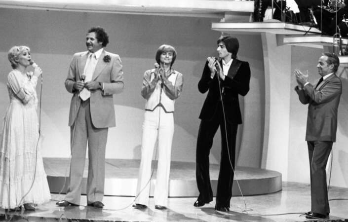 Veste boléro et pantalon à patte d'éléphant, Dave arbore un style à l'inspiration hautement seventies, lors de l'émission Ring Parade, le 7 mai 1976.