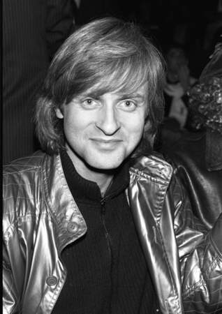 Dave a misé sur l'intemporelle veste en cuir pour applaudir Nicoletta sur la scène de Bobino, à Paris, le 22 novembre 1979.