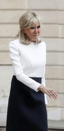 Brigitte Macron renoue avec les jupes courtes lors d'un entretien au palais de l'Elysée avec le Premier ministre de la République de l'Inde. À Paris, le 4 mai 2022. 