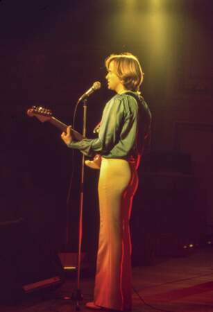 Sur scène, Dave a misé sur l'iconique pantalon à patte d'éléphant, en mars 1976.
