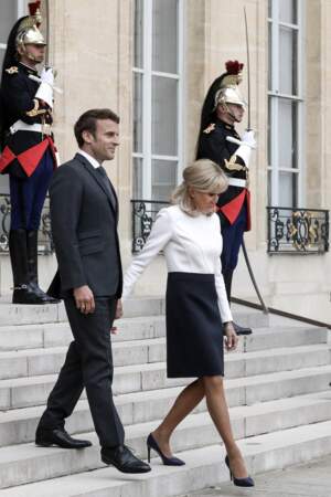 Brigitte Macron tranche pour une paire d'escarpins noires au palais de l'Elysée, 4 mai 2022.
