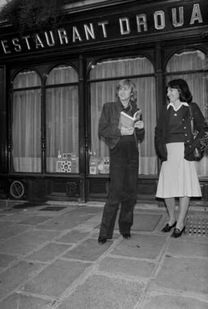 En pantalon flare et talonnettes, Dave s'approprie les pièces fortes des années seventies, à Paris, le 21 novembre 1978.