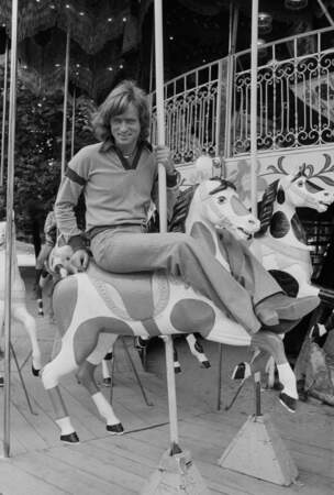 Même pour assister à la fête foraine du Jardin des Tuileries de Paris, en 1975, Dave ne jure que par son pantalon flare